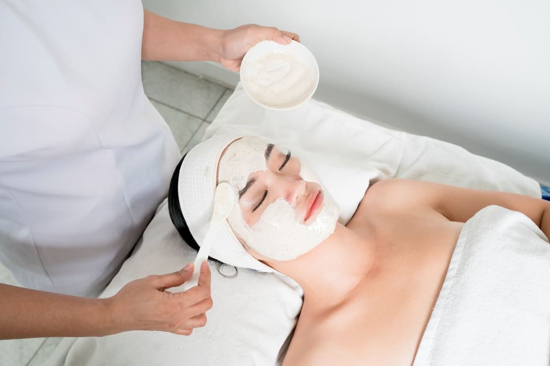 3 Rekomendasi Facial yang Bikin Kulit Kusam Jadi Glowing